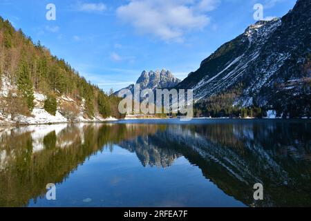 Vue du Lago del Predil près de Tarvisio dans la région Friuli-Venezia Giulia en Italie avec les sommets des montagnes Cinque Punte et un reflet de la montagne Banque D'Images