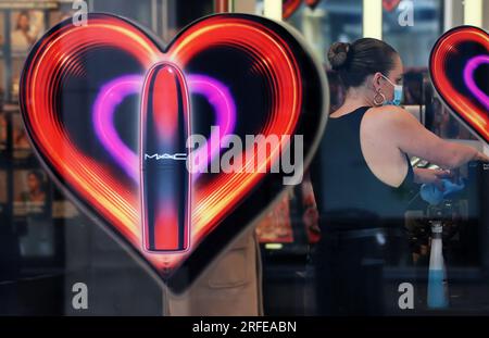 Photo de dossier datée du 10/06/20 d'un membre du personnel travaillant dans un magasin, alors que le gouvernement écossais devrait «mettre clairement en lumière» les grandes entreprises de vente au détail qui refusent de payer au personnel le salaire vital réel, a exhorté un groupe de réflexion. Banque D'Images