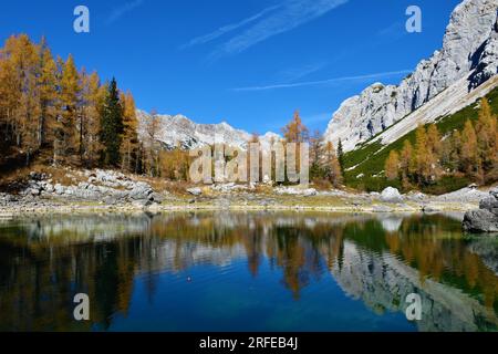 Vue sur le lac Double à Triglav lacs vallée et le pavillon de montagne en bois au lac dans les alpes juliennes, Gorenjska, Slovénie Banque D'Images