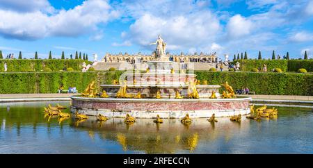 VERSAILLES, FRANCE - 15 AVRIL 2023 : Fontaine de Latona dans les jardins de Versailles, Château de Versailles près de Paris, France. Banque D'Images