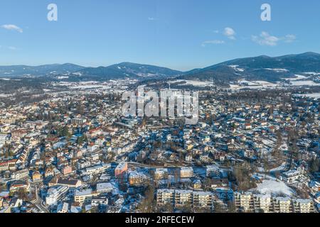 Vue hivernale sur Deggendorf, également appelée la porte de la forêt bavaroise Banque D'Images