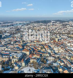 Vue hivernale sur Deggendorf, également appelée la porte de la forêt bavaroise Banque D'Images