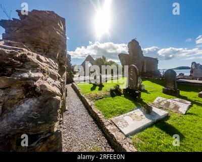 DONEGAL TOWN, IRLANDE - SEPTEMBRE 22 2022 : le cimetière historique de l'abbaye de Donegal Town a été construit par Hugh O Donnell en 1474. Banque D'Images