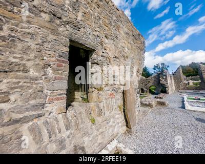 DONEGAL TOWN, IRLANDE - SEPTEMBRE 22 2022 : le cimetière historique de l'abbaye de Donegal Town a été construit par Hugh O Donnell en 1474. Banque D'Images