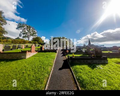 DONEGAL TOWN, IRLANDE - SEPTEMBRE 22 2022 : le cimetière historique de l'abbaye de Donegal Town a été construit par Hugh O Donnell en 1474. Banque D'Images