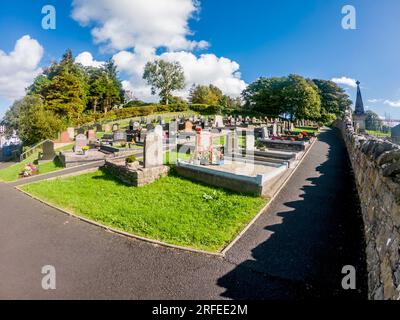 DONEGAL TOWN, IRLANDE - SEPTEMBRE 22 2022 : le cimetière historique de l'abbaye de Donegal Town a été construit par Hugh O Donnell en 1474. Banque D'Images