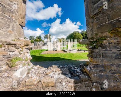 DONEGAL TOWN, IRLANDE - SEPTEMBRE 22 2022 : le cimetière historique de l'abbaye de Donegal Town a été construit par Hugh O Donnell en 1474. Banque D'Images