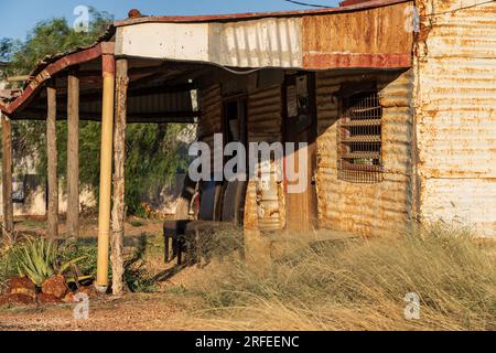 Chaises sous la véranda d'une cabane en étain rustique à Lightning Ridge dans l'Outback Nouvelle-galles du Sud, Australie Banque D'Images