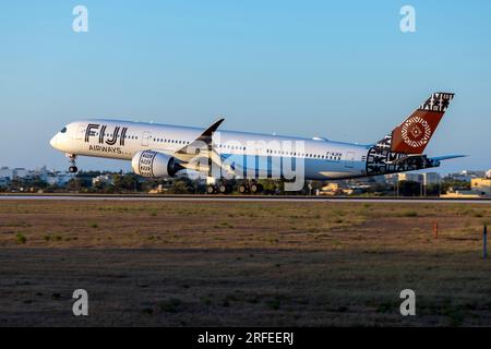 L'Airbus A350-941ACJ de Fiji Airways (REG : F-WJKN) atterrit après un vol d'essai de 2 heures. Être enregistré DQ-FAM lorsqu'il est en service avec Fiji Airways. Banque D'Images