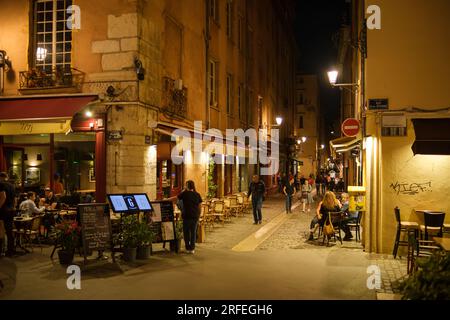 Lyon, France - 11 mai 2022 : vue sur le vieux quartier illuminé de Lyon France avec ses ruelles piétonnes et ses restaurants Banque D'Images