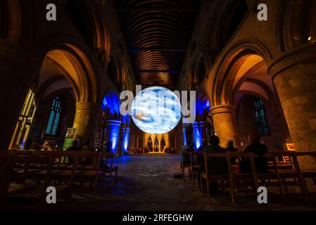 Southwell, Royaume-Uni. 2 août 2023. L'installation Gaia de Luke Jerram suspendue au plafond de Southwell Minster. Le Gaia rotatif de sept mètres de diamètre présente des images haute résolution de la surface de la Terre par la NASA. Crédit : Neil Squires/Alamy Live News Banque D'Images