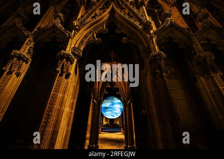 Southwell, Royaume-Uni. 2 août 2023. L'installation Gaia de Luke Jerram suspendue au plafond de Southwell Minster. Le Gaia rotatif de sept mètres de diamètre présente des images haute résolution de la surface de la Terre par la NASA. Crédit : Neil Squires/Alamy Live News Banque D'Images