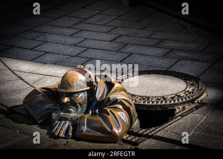 La célèbre statue de Cumil l'ouvrier des égouts à Bratislava, Slovaquie Banque D'Images