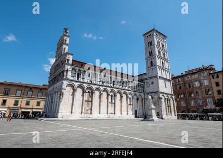 La Chiesa di San Michele (église San Martin) est une cathédrale catholique dédiée à Saint Martin de Tours. C'est aussi le siège de l'archevêque O. Banque D'Images