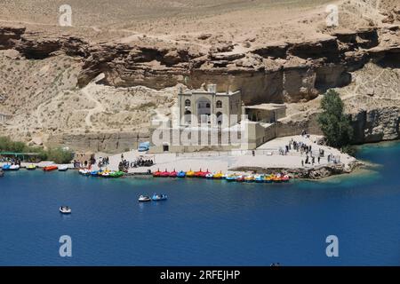 Bamyan, Afghanistan. 12 juillet 2023. Les touristes visitent le parc national Band-e-Amir dans la province de Bamyan, Afghanistan, le 12 juillet 2023. La pittoresque province de Bamyan s'est efforcée de conserver son statut de plaque tournante touristique de l'Afghanistan, alors que des centaines de milliers de touristes visitent Band-e-Amir dans la province, une chaîne de six lacs naturels élevés à près de 3 000 mètres au-dessus du niveau de la mer. La province des hauts plateaux pittoresques afghans attire plus de touristes dans un climat de chaleur estivale » crédit : Ziaodin Azad/Xinhua/Alamy Live News Banque D'Images