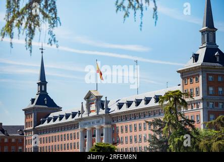 Drapeau espagnol sur le quartier général de l'Armée de l'espace aérien Banque D'Images