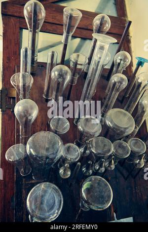 Flacons en verre, tubes à essai, flacons et gobelets dans un ancien laboratoire chimique. Équipement vintage de laboratoire chimique. Banque D'Images