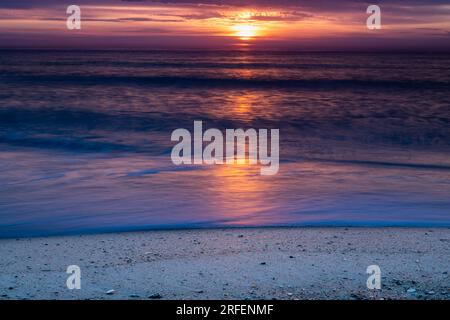 Lever du soleil, à main Beach, sur Amelia Island, océan Atlantique, Floride. Banque D'Images