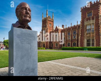 L'Université Queen's de Belfast. L'emblématique Lanyon Building de l'Université Queen's de Belfast, en Irlande du Nord, avec le buste du sénateur américain Geor Banque D'Images