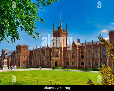 L'emblématique Lanyon Building de l'Université Queen's de Belfast, en Irlande du Nord. Le magnifique bâtiment principal a été conçu en 1849 par Sir Charles Lanyo Banque D'Images