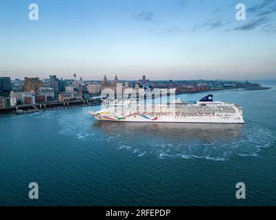 Le bateau de croisière Norwegian Dawn quitte Pier Head, Liverpool, Angleterre Banque D'Images