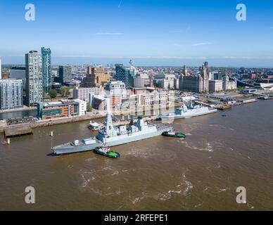 Les navires de guerre HMS Defender et FS Bretagne amarrent à Liverpool Pier Head, en Angleterre Banque D'Images