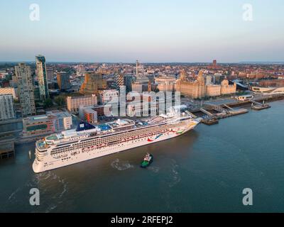 Navire de croisière Norwegian Dawn amarré à Pier Head, Liverpool, Angleterre Banque D'Images