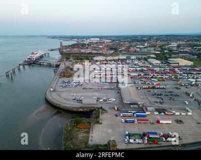 Vue aérienne du terminal Stena Line sur les quais de Birkenhead, Wirral, Merseyside, Angleterre Banque D'Images