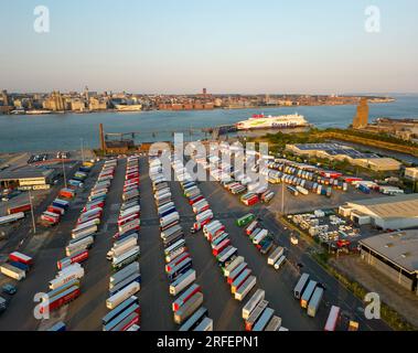 Vue aérienne du terminal de ferry Stena Line aux quais de Birkenhead, Wirral, Merseyside, Angleterre Banque D'Images