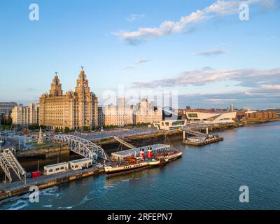 Vue aérienne du bateau à aubes MS Waverley amarré au front de mer de Liverpool, Merseyside, Angleterre Banque D'Images