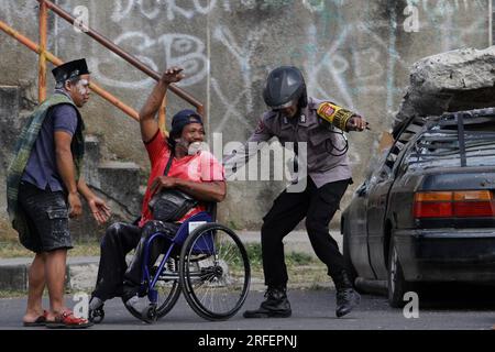 Bantul, Yogyakarta, Indonésie. 3 août 2023. Un policier évacue une victime lors d’une répétition sur le terrain pour l’exercice de simulation d’intervention d’urgence en cas de catastrophe régionale de l’ASEAN (ARDEX) 2023 à Bantul, Yogyakarta. L'Agence nationale d'atténuation des catastrophes (BNPB) organise ARDEX 2023 ou un exercice de simulation d'intervention d'urgence en cas de catastrophe régionale en Asie du Sud-est avec un scénario de plan d'urgence pour les risques de tremblement de terre dans la régence de Bantul. (Image de crédit : © Angga Budhiyanto/ZUMA Press Wire) USAGE ÉDITORIAL SEULEMENT! Non destiné à UN USAGE commercial ! Banque D'Images