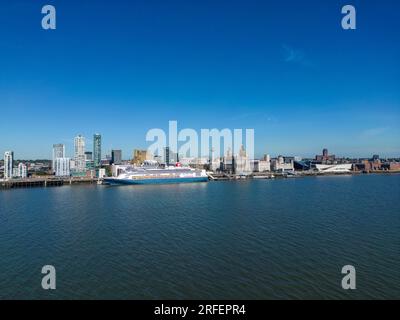 Vue aérienne du navire de croisière MS Borealis amarré au front de mer de Liverpool par une journée ensoleillée, Merseyside, Angleterre Banque D'Images