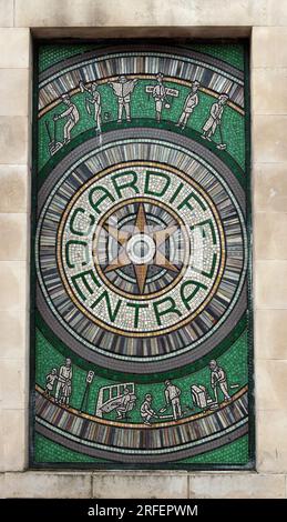 Art en anglais sur l'entrée de la gare centrale de Cardiff, Central Square, Cardiff , pays de Galles, Royaume-Uni, CF10 1EP Banque D'Images