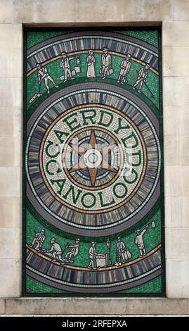 Art en gallois à l'entrée de la gare centrale de Cardiff, Central Square, Cardiff , pays de Galles, Royaume-Uni, CF10 1EP Banque D'Images