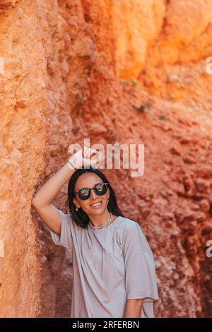 Femme randonneuse appréciant la vue dans le magnifique paysage de la nature avec des hoodoos, des pinacles et des flèches des formations rocheuses dans le parc national de Bryce Canyon dans l'Utah Banque D'Images