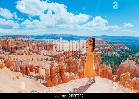 Femme randonneuse à Bryce Canyon se reposant profitant de la vue dans un magnifique paysage naturel avec des hoodoos, des pinacles et des formations rocheuses de flèches dans l'Utah Banque D'Images