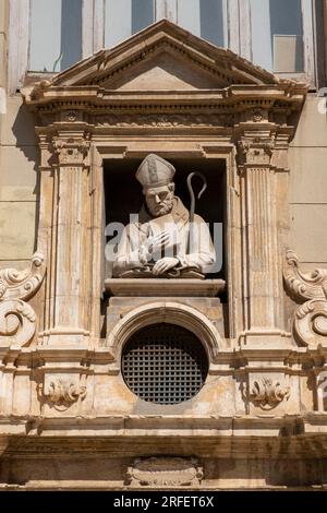 Espagne, Valence, Casa Punto de gancho (1906|) immeuble de style art nouveau, architecte Manuel Peris Ferrando, statue de San Valero Banque D'Images