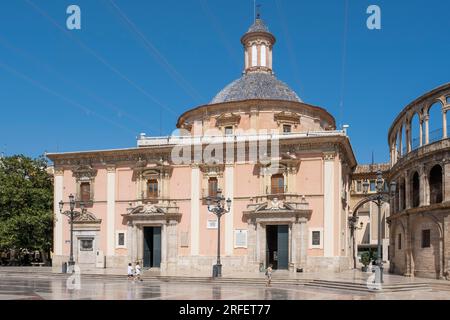 Espagne, Valence, vieille ville, Plaza de la Virgen avec la fontaine Turia, la cathédrale St Marie de Valence et la Vraie basilique de Nuestra Senora de Los Desamparados Banque D'Images