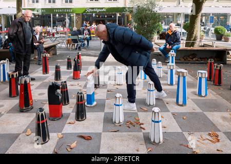 Suisse, Canton de Berne, Berne, vieille ville classée au patrimoine mondial de l'UNESCO, joueurs d'échecs géants sur la place du Palais fédéral Banque D'Images