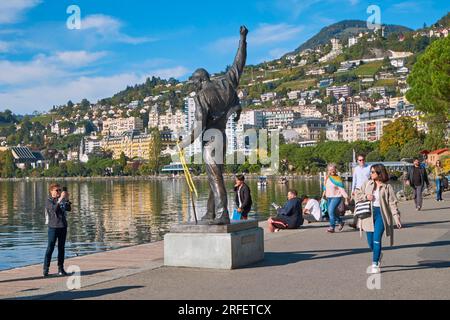 Suisse, Canton de Vaud, Montreux, Lac Léman, place du marché, Statue en bronze de la sculpteuse tchèque Irena Sedlecká, rendant hommage au musicien britannique du groupe de rock Queen, Freddie Mercury (1946-1991)/Switzerland, Canton de Vaud, Montreux, Lake Léman, Place du marché, statue en bronze de la sculptrice tchèque Irena Sedlecka, rendant hommage au musicien britannique du groupe de rock Queen, Freddie Mercury (1946-1991) Banque D'Images