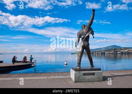 Suisse, Canton de Vaud, Montreux, Lac Léman, place du marché, Statue en bronze de la sculpteuse tchèque Irena Sedlecká, rendant hommage au musicien britannique du groupe de rock Queen, Freddie Mercury (1946-1991)/Switzerland, Canton de Vaud, Montreux, Lake Léman, Place du marché, statue en bronze de la sculptrice tchèque Irena Sedlecka, rendant hommage au musicien britannique du groupe de rock Queen, Freddie Mercury (1946-1991) Banque D'Images