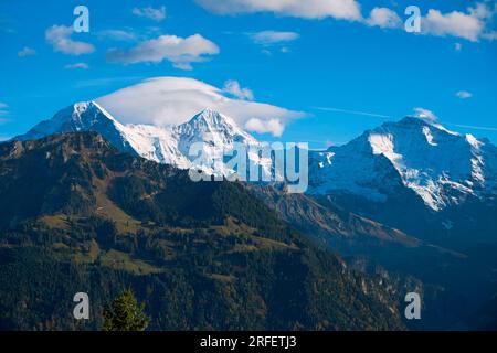 Suisse, canton de Berne, Interlaken, Harder Kulm, de gauche à droite, point de vue sur l'Eiger (3970 m), Mönch (4107 m) et la Jungfrau (4158 m) classée depuis 2001 au patrimoine mondial de l'UNESCO Banque D'Images