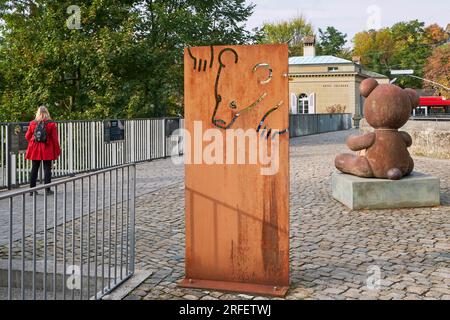 Suisse, Canton de Berne, Berne, vieille ville inscrite au patrimoine mondial de l'UNESCO, entrée du parc des ours (Tierpark Bern) près du pont Nydegg, statue en acier corten Banque D'Images