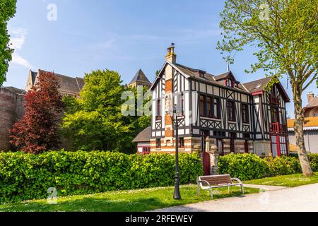 France, somme, Baie de somme, Saint-Valery-sur-somme, Villas d'anciens armateurs sur les quais de la somme Banque D'Images