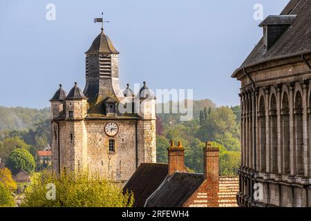 France, somme, Saint-Riquier, le beffroi de Saint-Riquier est classé au patrimoine mondial de l'UNESCO. Le beffroi ressemble encore à la fin du 18e siècle. C'est une tour carrée construite en calcaire et en grès. La base du monument date du Moyen âge, tandis que le sommet de la tour date du 16e siècle. Le clocher, construit à la fin du 18e siècle, contient une cloche, Magdaleine, coulée en 1571. Banque D'Images