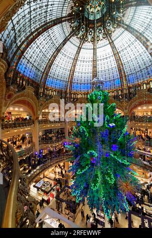 France, Paris, le grand magasin des Galeries Lafayette à Noël, l'arbre de Noël sous le dôme Banque D'Images