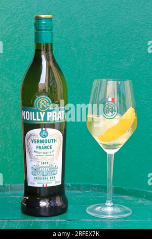 France, Hérault, Marseillan, Noilly Prat (vermouth français à base de vin blanc macéré d'herbes et d'épices depuis 1813), Noilly Prat Original Dry à l'apéritif Banque D'Images