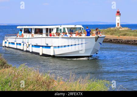 France, Hérault, Marseillan, Pointe des Onlous et son phare, site naturel classé Natura 2000 et inscrit au patrimoine mondial de l'UNESCO, Pointe des Onlous représente l'extrémité est du Canal du midi (lieu où le Canal du midi se jette dans l'étang de Thau), excursion touristique en bateau Banque D'Images