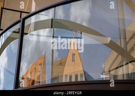 Nuremberg, Allemagne - 19 juillet 2023 : vue panoramique de belles maisons et toits de la vieille ville à travers des fenêtres en verre d'art moderne Neues Museum de Nurnberg, Franconie, Bavière Banque D'Images