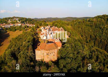 France, Bas Rhin, Parc régional des Vosges du nord, la petite Pierre, le château de Lutzelstein à la pointe du vieux village, Maison du Parc, siège du Parc naturel régional des Vosges du Nord (vue aérienne) Banque D'Images